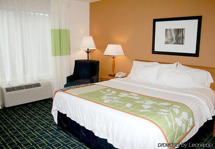 Fairfield Inn & Suites By Marriott Fairmont Room photo