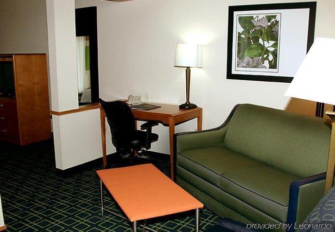 Fairfield Inn & Suites By Marriott Fairmont Room photo